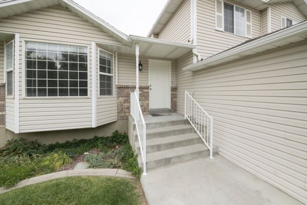 Cost of White Vinyl Siding Replacement in Hendersonville